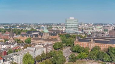 Almanya 'nın Hamburg kentindeki Sievekingplatz' daki Hanseatic Higher Bölgesel Mahkemesi 'ni vurguluyor. Büyüleyici şehir silueti manzarası Sığınak bakış açısından tarihi cazibeyle