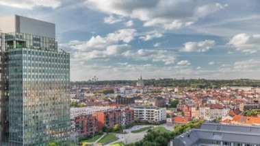 Brüksel kentsel manzarasının hava zaman çizelgesi ofis gökdelenlerini konut alanları ile harmanlıyor. Yeşil park çimenleri, tarihi çatılar ve modern mimari Belçika 'da çeşitli bir şehir manzarası oluşturur