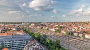 Brüksel Kuzey İstasyonu 'nun tren rayları, gelen ve giden trenlerle dolu. Schaerbeek şehir manzarası kırmızı çatılar, sanayi bölgeleri ve bulutlu bir gökyüzü. Belçika