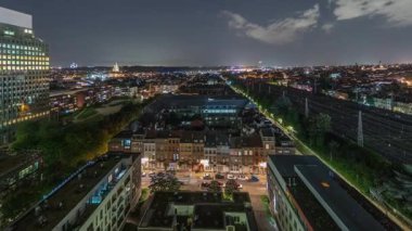 Belçika 'nın başkenti Brüksel' in başkenti Laeken 'de gece vakti yapılan hava panoramasında tren rayları ve trenlerin geliş gidişleri görülüyor. Tarihi cazibe ve kentsel gelişim