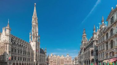 Belçika, Brüksel 'deki Grand Place Grote Markt zaman atlaması. Brabantine Gotik Belediye Binası, Barok loncaları ve tarihi şehir merkezinde hareketli turistler. UNESCO Dünya Mirası Alanı