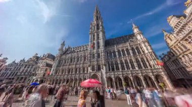 Belçika, Brüksel 'deki Grand Place' de Town Hall Hotel de Ville 'in zaman atlaması. Gotik kuleye ve cepheye bakıyorum. UNESCO 'nun Dünya Mirası Bölgesi ve önemli bir turizm beldesi
