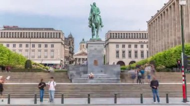 Belçika 'nın Brüksel kentindeki Place de Albertine' de Kral I. Albert ve Belçika Kraliyet Kütüphanesi 'nin bronz binicilik heykeli bulunmaktadır. Arka planda Mont des Arts Garden manzarası
