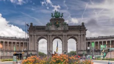Jubelpark, Brüksel, Belçika 'daki Cinquantenaire Atari Salonu' nun zaman çizelgesi. Anıt zafer kemeri dramatik bulutların altında, Belçika tarihini ve bağımsızlığını simgeleyerek dimdik ayakta duruyor..