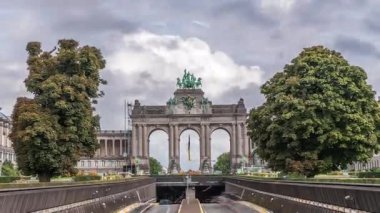 Jubelpark, Brüksel, Belçika 'daki Cinquantenaire Atari Salonu' nun Zamanı. Anıt zafer kemeri dramatik bulutların altında Belçika tarihi ve bağımsızlığını sembolize ederek dimdik ayakta duruyor. Tünelde trafik vardı.