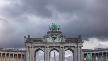 Jubelpark, Brüksel, Belçika 'daki Cinquantenaire Atari Salonu' nun Zamanı. Çiçekli kemer, dramatik bulutların altında Belçika tarihi ve bağımsızlığını sembolize ederek dimdik ayakta duruyor..
