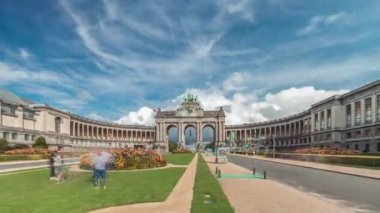 Jubelpark, Brüksel, Belçika 'daki Cinquantenaire Atari Salonu' nun hiperlapesi. Anıt zafer kemeri, Belçika tarihi ve bağımsızlığını simgeleyen bulutların altında dimdik duruyor..