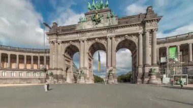 Jubelpark, Brüksel, Belçika 'daki Cinquantenaire Çarşısı' nın hipervanesi. Anıt zafer kemeri dramatik bulutların altında uzun süre duruyor, Belçika tarihi ve bağımsızlığını simgeliyor..