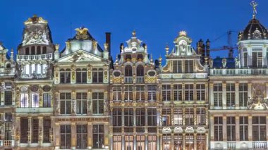Belçika, Brüksel 'deki Grand Place Loncaları' nı aydınlatmış. Barok mimarisinin tarihsel sanat dernekleri, UNESCO listesindeki kare üzerinde yürüyen insanlar