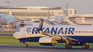 Lizbon, Portekiz - 25 Şubat 2025: Lizbon Havaalanı 'ndan kalkış için hızlanan uçak. Ryanair uçaklarının yakın çekim görüntüleri şehrin ufuk çizgisi ve havaalanı altyapısı ile birlikte pistten kalkıyor.