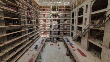 Panorama, bina zemininde inşaat malzemesi, iskelesi ve aletleri olan inşaat malzemelerini gösteriyor. İnşaat devam ediyor. İç çalışmalar devam ediyor.