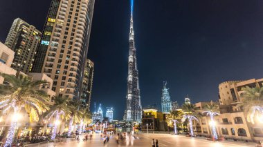 Dubai şehir merkezinde ve Burj Halife göl kıyısında, Dubai, BAE 'de fıskiye ve köprüsü olan bir hiperhıza sahip. Burj Halife dünyanın en yüksek binasıdır. Şeyh Zayed Yolu, Birleşik Arap Emirlikleri 'nde yer alıyor..