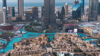 Dubai Şehir Merkezi, Burj Halife ve diğer kulelerin yakınlarındaki müzik çeşmeleri ile Dubai, Birleşik Arap Emirlikleri 'nde yeni yıl kutlamalarından önce tepeden görülebiliyor. Işıklar yanıyor..