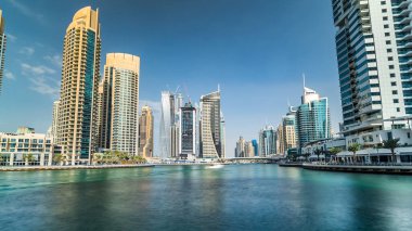 Dubai Marina Kanalı 'nın yatları ve modern kuleleri Dubai' nin deniz kıyısından yeşil suya yansıdı. Yapay kanallı bölge