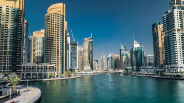 Dubai Marina Kanalı 'nın yatları ve modern kuleleri Dubai Köprüsü' ndeki köprüden yansıyan yeşil suya yansıyor. Yapay kanallı bölge