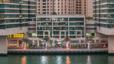 Dubai Marina rıhtımı, Dubai 'deki alışveriş merkezinin el bilgisayarları, havadan geçiş zamanı, Birleşik Arap Emirlikleri.