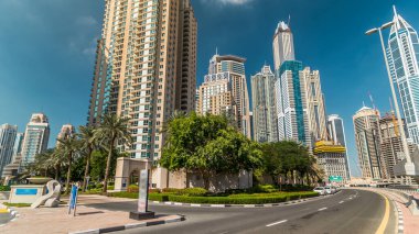 Dubai Marina en uzun modern kuleler ve yüzen yatlar ve botlar, Birleşik Arap Emirlikleri 'nin gezinti alanından aşırı hıza ulaşıyorlar..