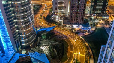 Jumeirah Lakes Kuleleri 'nin binalarında gece vakti trafik vardı. Gökdelenden ofis binalarına üst manzara