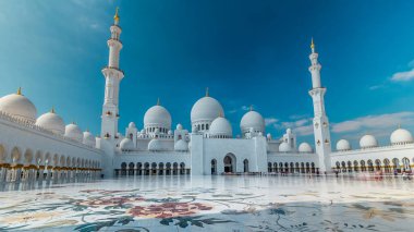 Birleşik Arap Emirlikleri 'nin başkenti Abu Dabi' de bulunan Şeyh Zayed Büyük Camii 'ne ziyaretçi kuyruğuyla birlikte. BAE 'nin en büyük camii. Mavi bulutlu gökyüzü