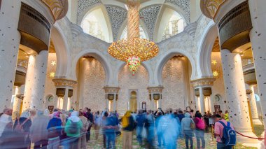 Şeyh Zayed Büyük Cami 'nin muhteşem iç mekanı Abu Dabi' de kalabalıkla dolup taşıyor. BAE 'nin en büyük camii ve dünyanın en büyük sekizinci camii..
