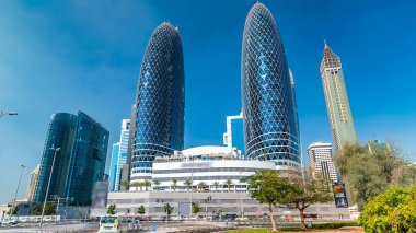 Modern gökdelenler zaman atlamaları, Şeyh zayed yolu trafik, Dubai, Birleşik Arap Emirlikleri. Dubai dünyanın en hızlı büyüyen şehridir..