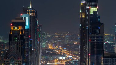 Dubai Şeyhi Zayed Yolu gece trafiği Dubai şehir merkezi yakınlarındaki hava trafiği bu yolların yoğunluğunu gösteriyor. Kule çatısından yukarıdan hava görüntüsü