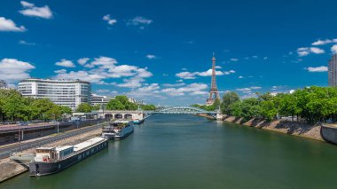 Paris, Fransa 'daki Grenelle Köprüsü' nden Seine nehri üzerindeki Eyfel kulesi. Kuğular adası ve güneşli yaz gününde nehirde bir gemi.