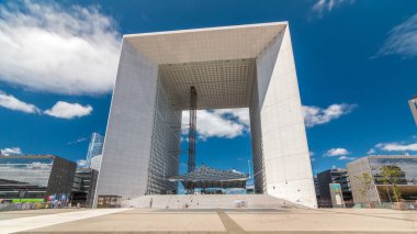 Paris 'in savunma bölgesi zaman atlaması hiperhız, Fransa. Yazın mavi bulutlu gökyüzü