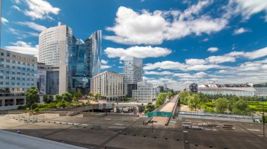 Paris 'te yüksek binaları olan modern iş ve finans bölgelerinin savunma zamanının gökdelenleri. Grande Arche 'dan görüntü. Mavi bulutlu gökyüzü ve modern kulelerde yansımalar.