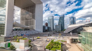 Kare ve modern gökdelenler, Paris, Fransa 'nın Savunma İş Bölgesi' nde zaman atlaması yaşıyor. Yaz günü mavi bulutlu bir gökyüzü. Yukarıdan üst görünüm