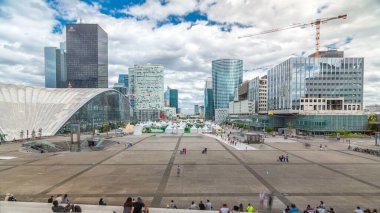 Paris 'te yüksek binalar ve kongre merkezleri olan yüksek hızlı modern iş ve finans bölgelerinin savunma zaman çizelgeleri. Yukarıdan bak. Yaz gününde bulutlu bir gökyüzü
