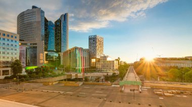 Paris Savunma Bölgesi 'nin ufuk çizgisi ve ofis binaları yaz mevsiminde gün batımında. Yukarıdan bak. Paris, Fransa