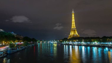 Eyfel Kulesi 'nden Jena Köprüsü' ne giden hava görüntüsü. Eiffel kulesi olan Seine Nehri 'ndeki tekne istasyonu. Görüntü Bir-Hakeim köprüsünden. Paris, Fransa