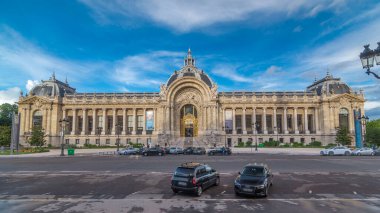 Dış görünüş, Paris 'teki Petit Palais Müzesi' nin zaman atlaması hiperhızlandırmasını da içeriyor. Grand Palais 'in manzarası ve yolda trafik var. Yazın mavi bulutlu gökyüzü