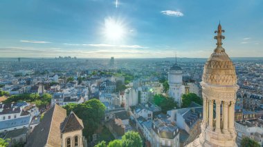 Paris 'in panoraması güneş batmadan önce, Fransa' da. Arka planda iş bölgesi gökdelenleri var. Montmartre bakış açısından hava manzarası. Mavi bulutlu gökyüzü güneşli.