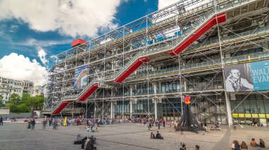 Georges Pompidou Merkezi 'nin ön cephesinde Paris, Fransa' da giriş zamanlarında aşırı hızlanma kuyruğunda. Georges Pompidou Merkezi modern sanatın en ünlü müzelerinden biridir.