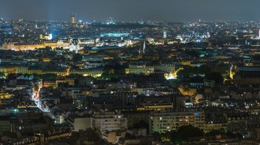 Paris City ve Seine nehrinin Eiffel Kulesi gözlem güvertesinin tepesinde çekilmiş gece görüntüsü. Birçok caddenin akşam aydınlanması