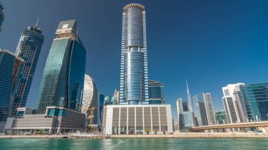 İş Körfezi ve şehir merkezinin panoramik timelapse hyperlapse görünümünü alan Dubai. Modern gökdelenler su ve mavi gökyüzünde yansıyan