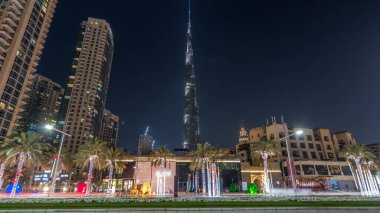 Modern gökdelenler ve meşgul akşam yol timelapse hyperlapse lüks içinde Dubai city, Dubai, Birleşik Arap Emirlikleri görüntüleyin. Işıklı avuç içi