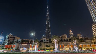 Modern gökdelenlere ve Dubai, Dubai 'deki yoğun yol zaman atlamalarına bakın, şehir merkezi, Birleşik Arap Emirlikleri. Aydınlatılmış avuçlar