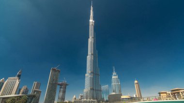 Çeşme havuzlu park ve köprü zaman ayarlı hiperhız. Dubai Operası ve modern gökdelenler şehir merkezi, Dubai, Birleşik Arap Emirlikleri 'nde