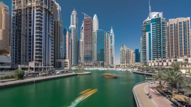 Panoramik manzaralı modern gökdelenler, geçit ve kanal Dubai Yat Limanı timelapse hyperlapse Yatlar, güneşli gün Köprüsü'nden görüntülemek. Birleşik Arap Emirlikleri