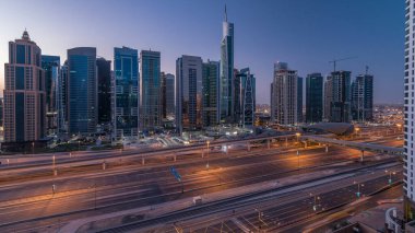 Jumeirah göl kulelerinin gökdelenleri gece gündüz aydınlık, geçiş zamanı ise Şeyh zayed yolu ve metro hattı trafiğiyle aydınlanıyor. Dubai marinasından güneş doğmadan önce çatı manzarası