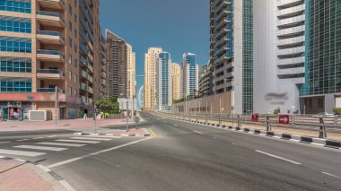 Dubai Yat Limanı gökdelenler timelapse hyperlapse ve beton yolu köprüsü tramvay rayları ile kanal aracılığıyla sokakta trafik ile. Mavi gökyüzü güneşli gün. Dubai, Birleşik Arap Emirlikleri.