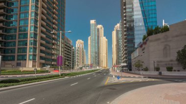 Dubai Yat Limanı gökdelenler timelapse hyperlapse ve beton yolu Köprüsü kanal aracılığıyla sokakta trafik ile. Mavi gökyüzü güneşli gün. Dubai, Birleşik Arap Emirlikleri.