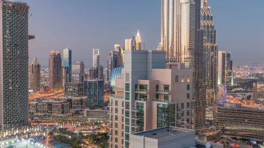 Dubai şehir merkezi ve finans bölgesi geçiş zamanı, aydınlatılmış lüks modern binalar, Birleşik Arap Emirlikleri 'nin fütürist şehir manzarası. Gün batımından sonra gökdelenden gökyüzü görüntüsü
