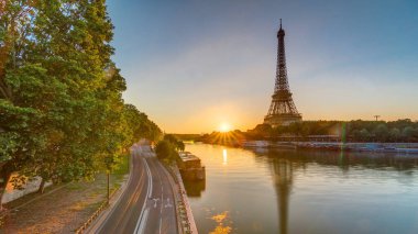Eiffel Kulesi ve Seine nehri Sunrise Panoramik Zaman Uygulaması, Paris, Fransa. Bir-Hakeim Köprüsü 'nden sabah görüşü su ve trafiğe yansıyor