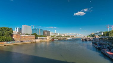 Paris 'teki Austerlitz viyadüklü panoramik zaman atlaması, Seine nehrinden geçen metro treniyle köprüden görülen, tek güverteli, çelik kemerli, demiryolu köprüsü.