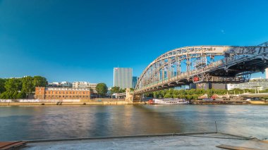 Paris 'teki Austerlitz viyadük, limandan geçen bir metro treni ile görülen, tek güverteli, çelik kemerli, 1904 yılında inşa edilmiş bir demiryolu köprüsü.