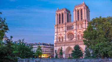 Aydınlatılmış Notre Dame De Paris Katedrali 'nin gün batımından sonra geçiş zamanı. Arka planda renkli bir gökyüzü. Paris, Fransa, Avrupa. Görüntü: Kardinal Lustiger Köprüsü.